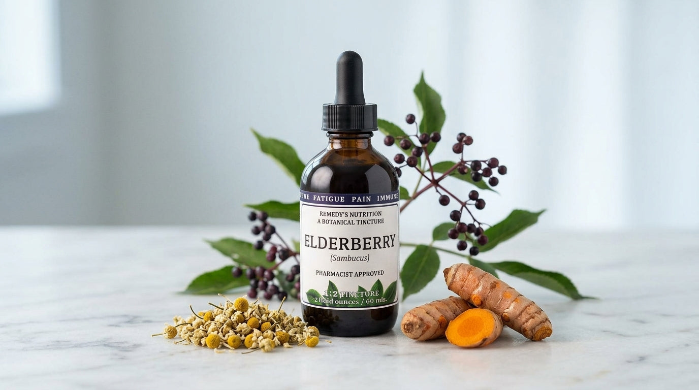 Flacon de teinture de sureau avec des herbes immunomodulatrices (camomille et curcuma) sur une surface clinique propre